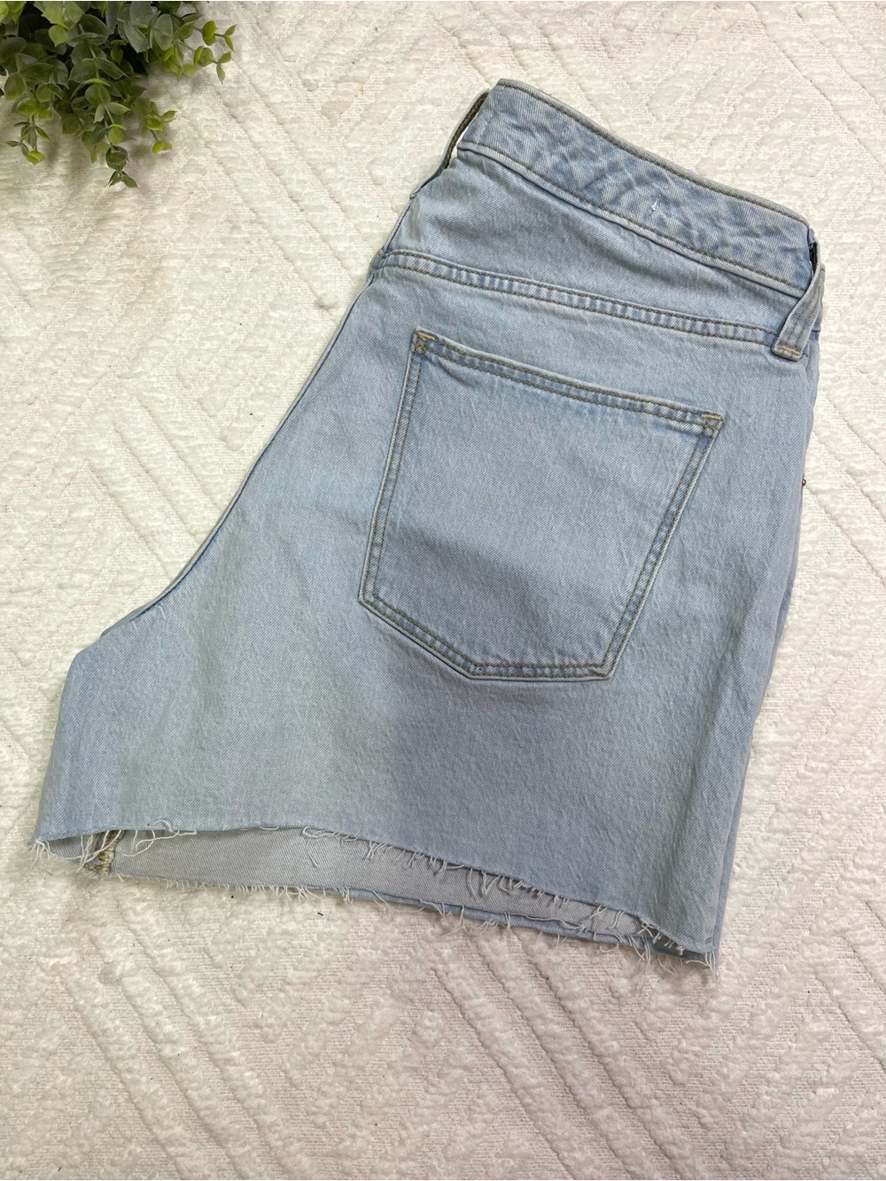 Universal Thread Vintage Midi Style Light Wash Denim Jean Shorts Size 14